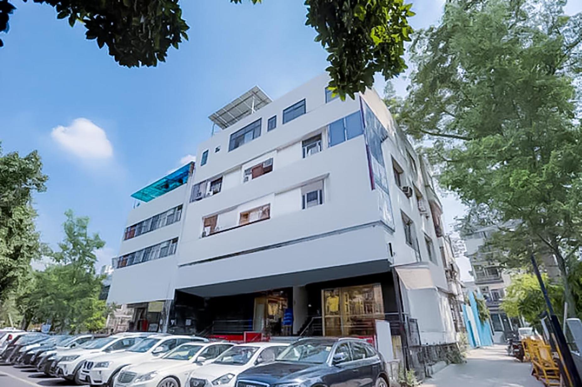 Hotel Deluxe In Lajpat Nagar Near Bikanerwala