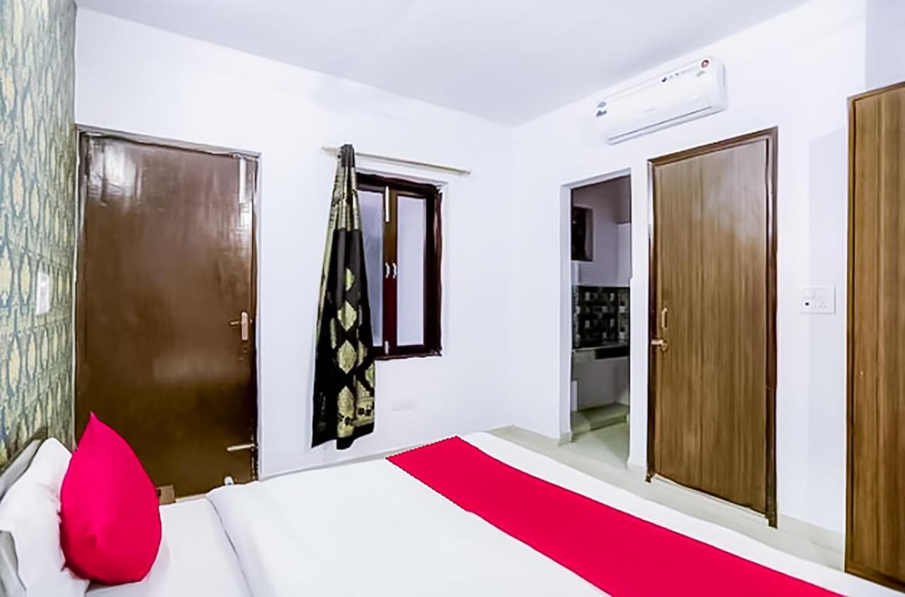 Deluxe In Lajpat Nagar Near Bikanerwala