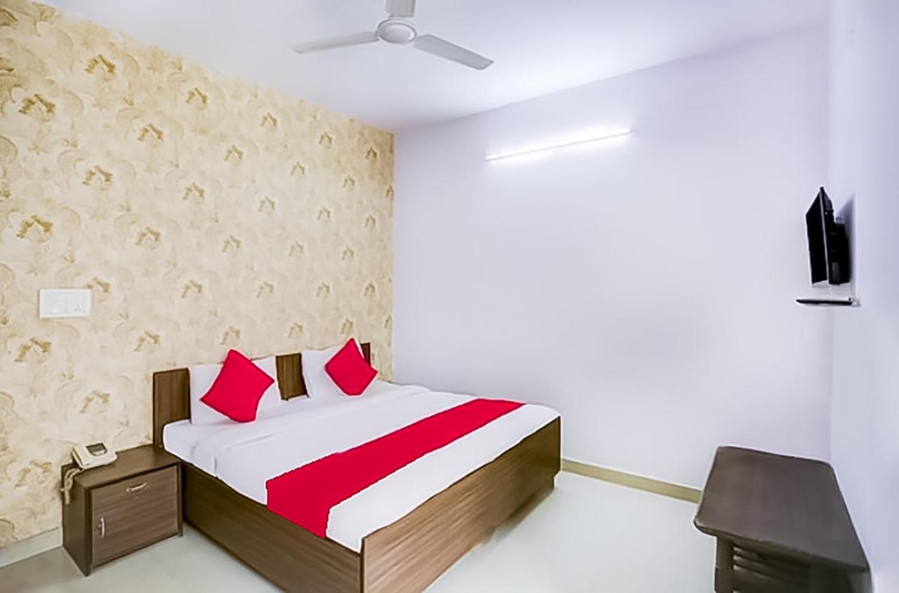 Deluxe In Lajpat Nagar Near Bikanerwala Hotel 3*